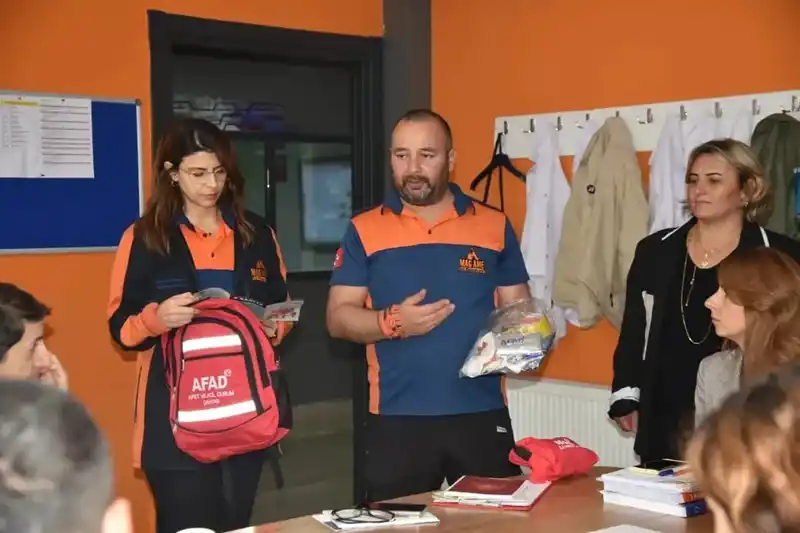 Atakumlu öğrencilere afet bilinci eğitimi
