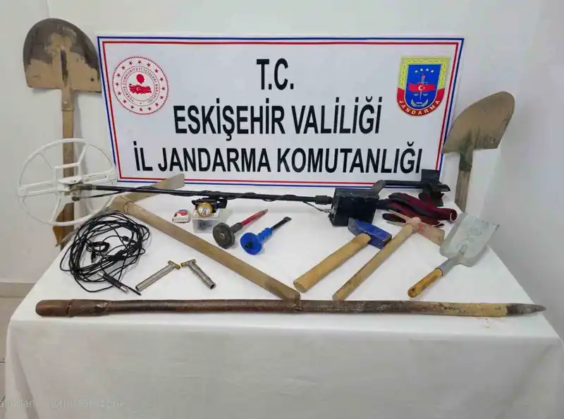 Jandarma tarafından, kaçak kazı yaparken yakalanan 3 şüpheli tutuklandı
