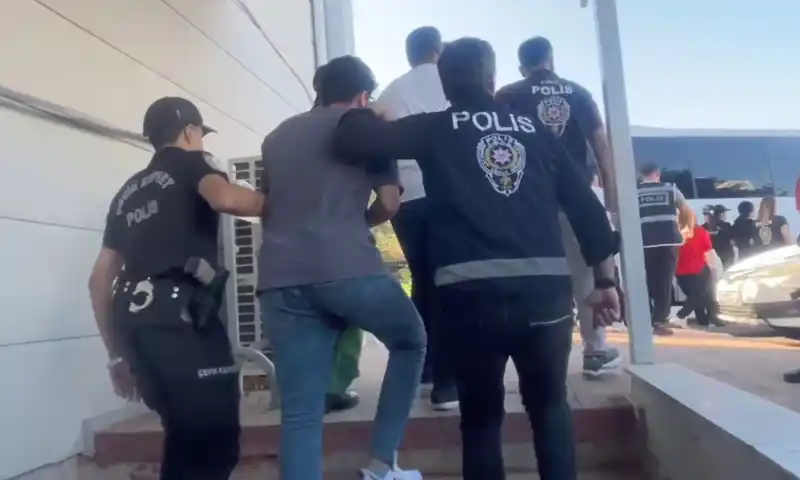 Mersin’de sosyal medyadan dolandıran şebeke çökertildi: 5 tutuklama
