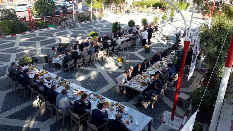 Başkan Özel, muhtarlarla kahvaltıda bir araya geldi
