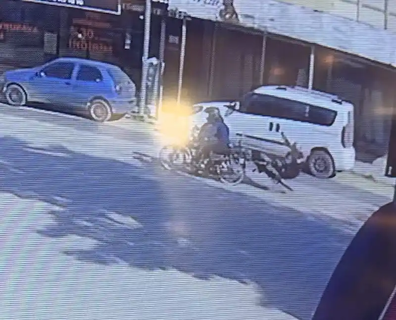 Motosiklet ile bisiklet çarpıştı: 2 yaralı
