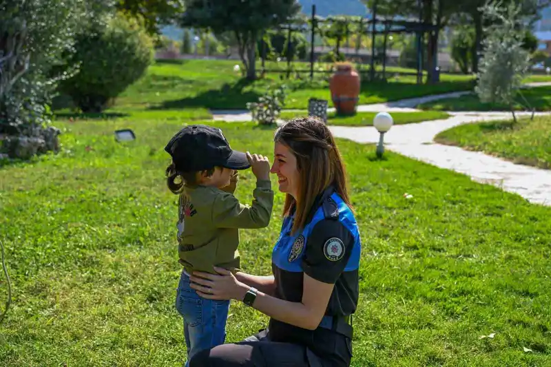 Çocukların yüzünü güldüren polis kalpleri ısıttı
