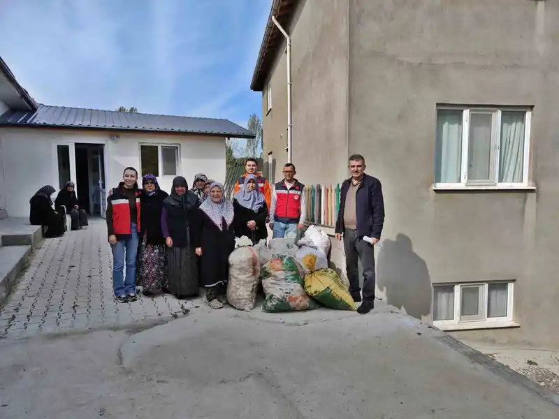 Domaniç’te kadın üreticilere 300 kilo dikimlik sarımsak dağıtıldı
