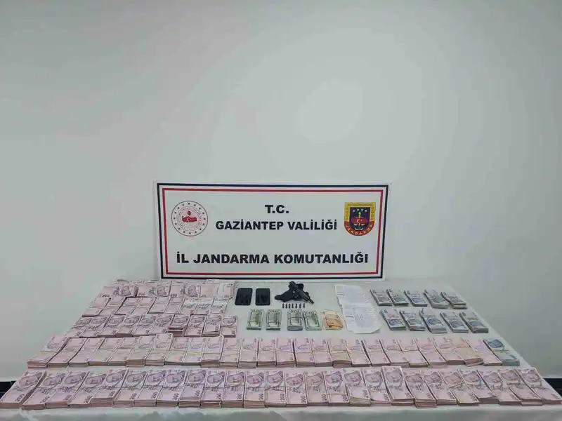 Gaziantep’te 1,6 milyon TL değerinde 34 bin litre kaçak akaryakıt ele geçirildi
