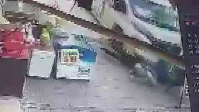 Minibüs kaldırıma çıkıp yayalara çarptı: 2 yaralı
