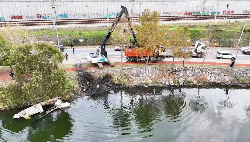 Küçükçekmece Menekşe deresindeki batık tekneler temizleniyor
