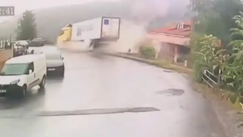 Sarıyer’de yoldan çıkarak devrilen tırın kaza anları kameraya yansıdı
