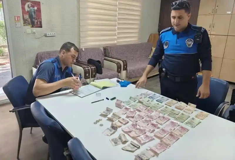 Dilencilik yapan kadın yarım saatte bin 32 lira topladı
