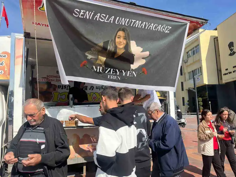 Vefat eden çalışma arkadaşları için lokma dağıttılar
