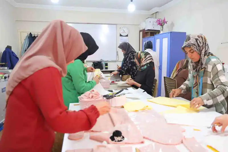 Elazığ’da kadınlardan giyim ve üretim teknolojisi kursuna yoğun ilgi

