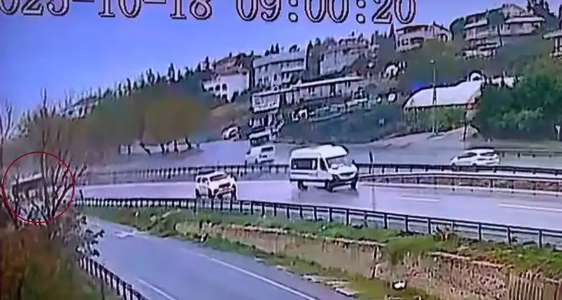 Büyükçekmece’de yağmur nedeniyle kayan otobüs yoldan çıktı
