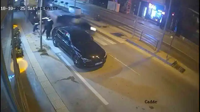 Otomobil, park halindeki araca çarptı: Yaya geçidinden geçerken ölümden döndüler
