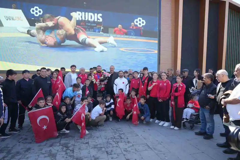Dünya 3’ncüsü olan milli güreşçiye Erzincan’da coşkulu karşılama
