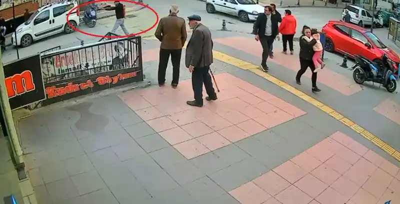 Sokak ortasında husumetlisine defalarca ateş etti
