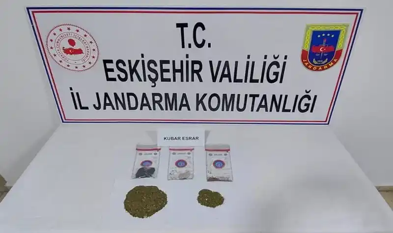 Yol kontrolünde durdurulan araçta uyuşturucu madde ele geçirildi
