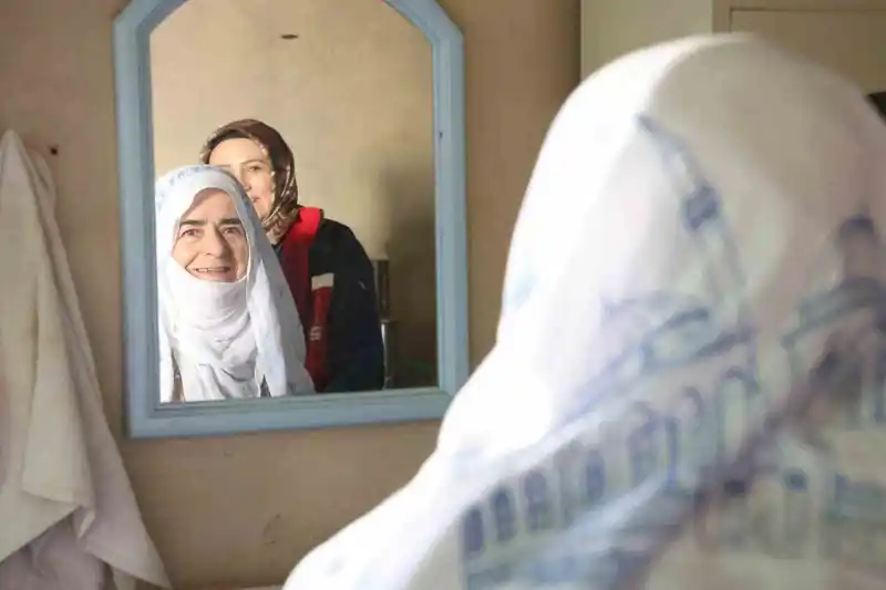 Huzurevi sakini Saadet teyze doğup büyüdüğü evi görünce gözyaşlarını tutamadı
