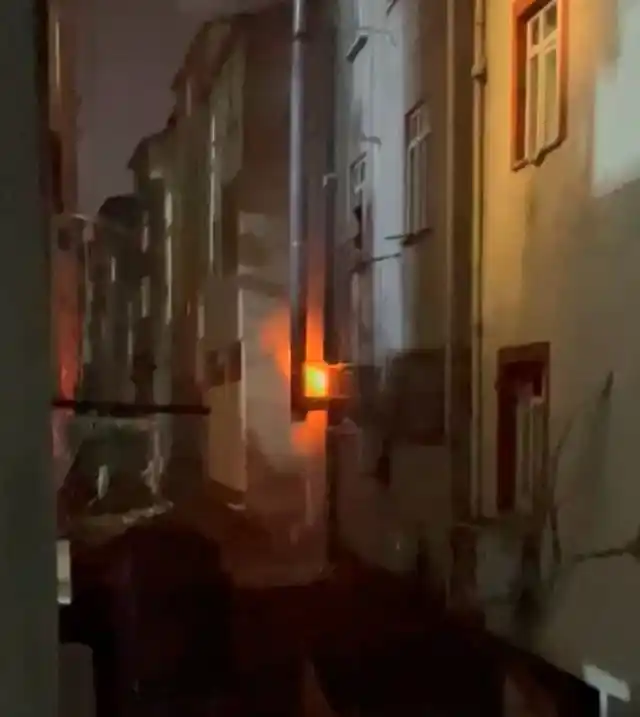 Sultangazi’de kebap salonunda yangın: Alevlere hortum ve kovalarla müdahale ettiler
