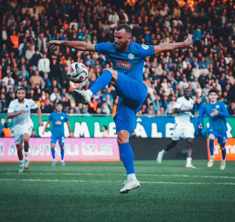 Trendyol Süper Lig: Çaykur Rizespor: 1 - Trabzonspor: 2 (İlk yarı)
