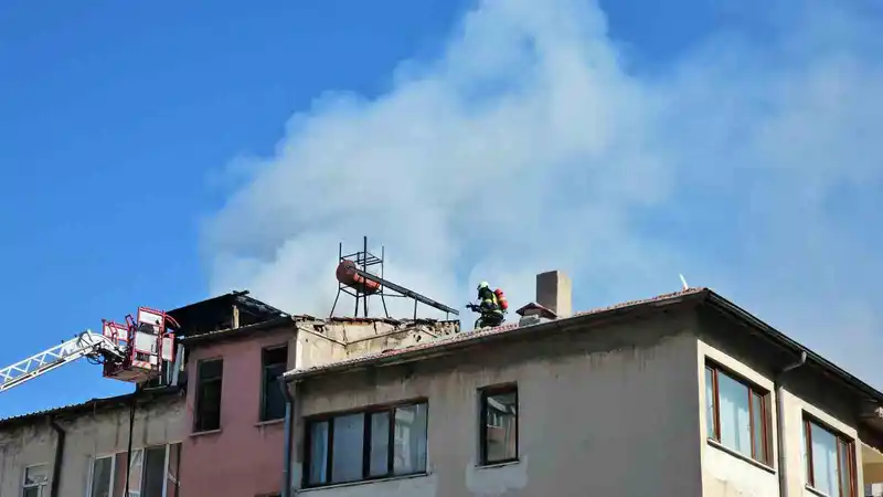 Sobayı yakmak isterken evi yaktı
