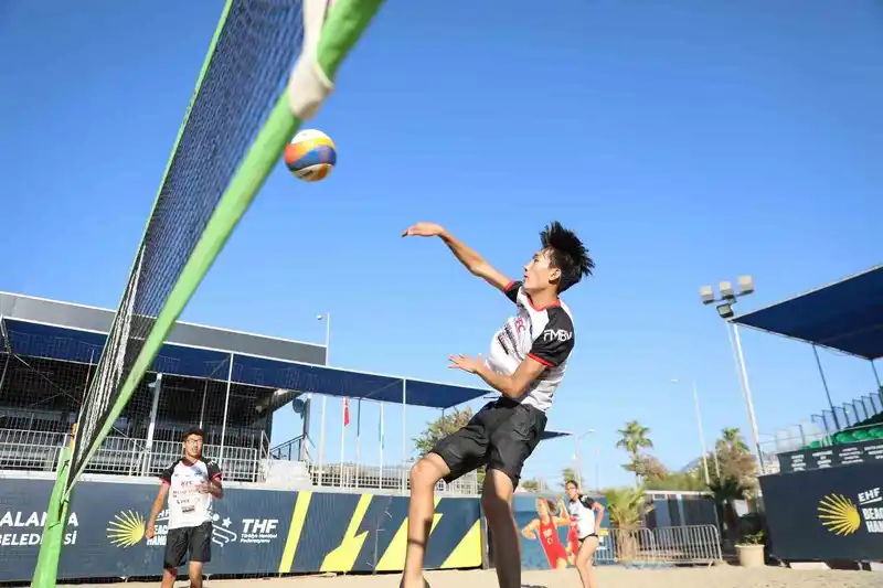 Moğolistan U16 plaj voleybolu milli takımı Alanya’da kampa girdi
