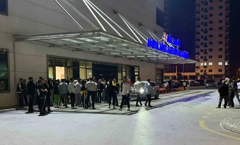 Düğün salonu önünde babasıyla tartışan şahıslara ateş etti: 5 yaralı
