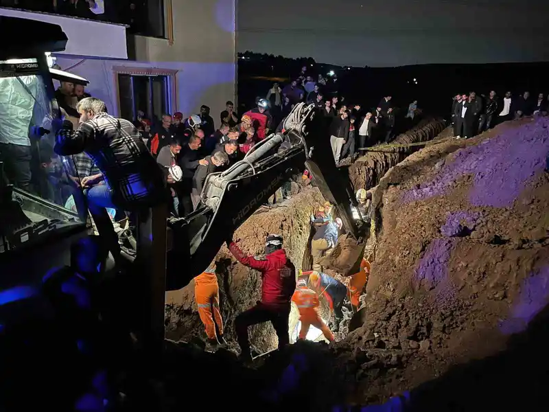 Bursa’da kanalizasyon çukuru kazarken göçük altında kalan 2 kardeş hayatını kaybetti
