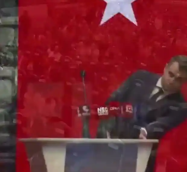 CHP İzmir’de tek aday Çağatay Güç, kürsüde bayıldı
