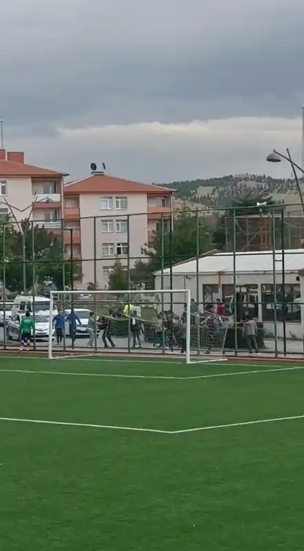 Futbol oyuncusunun bıçakla taraftarın üzerine yürüdüğü iddiası
