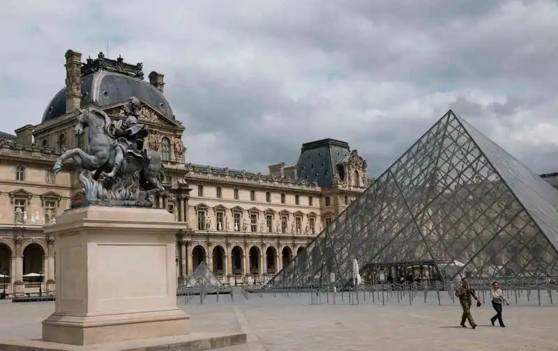 Paris’teki ünlü Louvre Müzesi’nde soygun paniği: Müze ziyaretçilere kapatıldı
