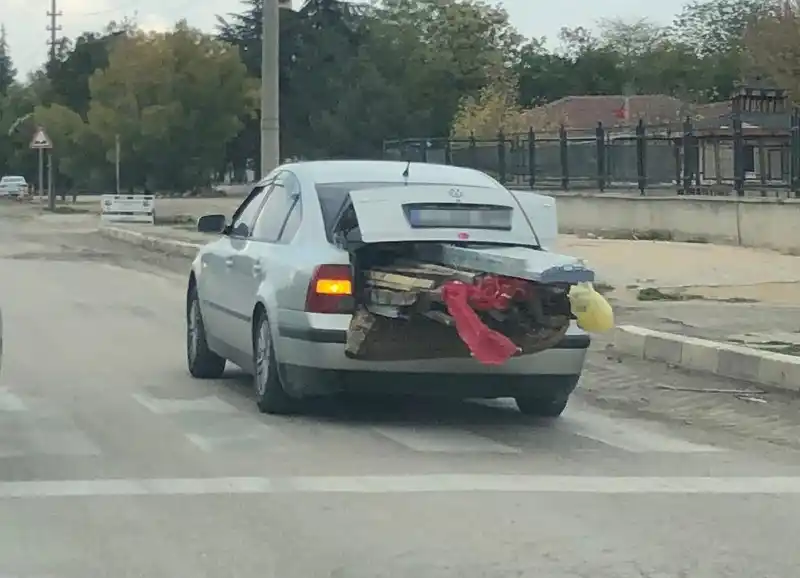 Bagajı kereste dolu araç trafiği tehlikeye attı
