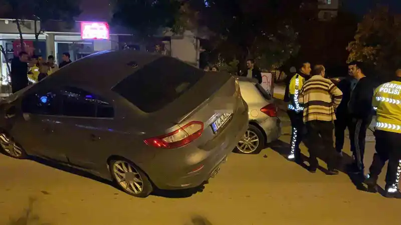 Park halindeki 2 araca çarpıp asılı kaldı: Sürücü olay yerinden kaçtı
