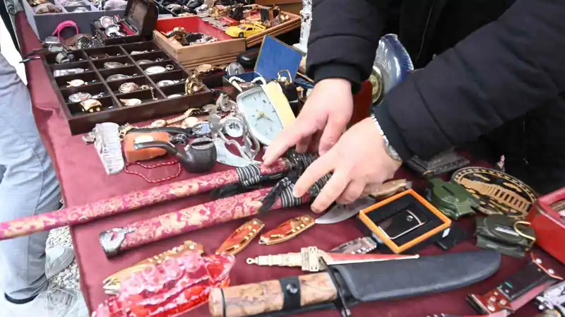 Japon kılıçlarından Osmanlı saatlerine birçok ürünün bulunduğu antika tezgahına yoğun ilgi
