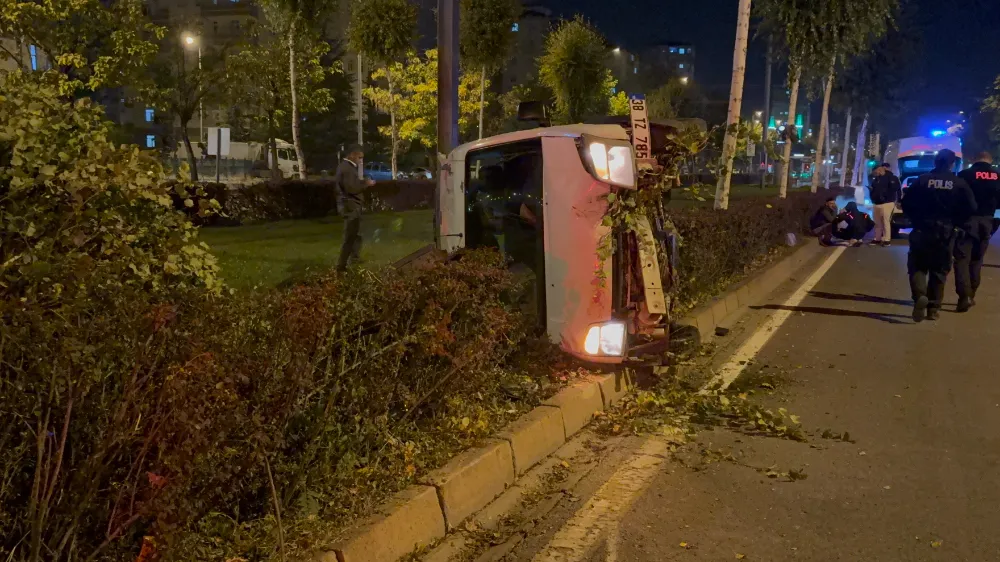 Ağacı devirip, yan yatan araçtan burunları bile kanamadan çıktılar