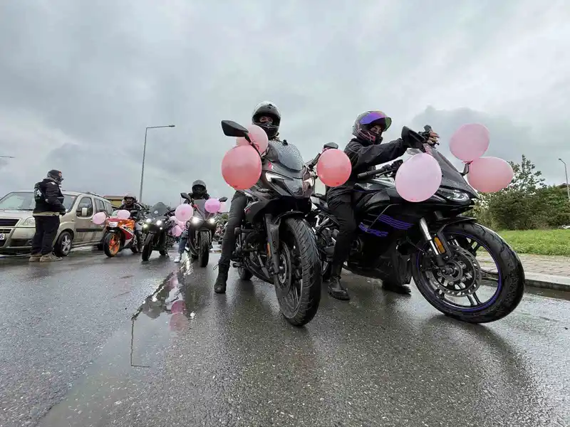 Motorları farkındalık için çalıştı: Meme kanserine karşı gaz açtılar
