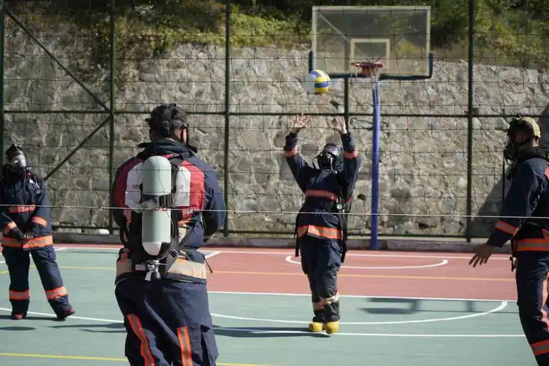 İtfaiye kostümüyle voleybol oynadılar, nefes kontrolü yaptılar
