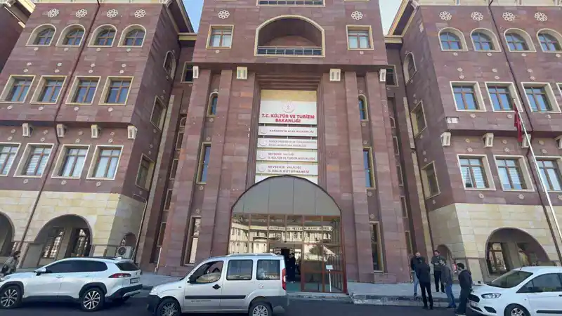 Güvenlik görevlisi kalbine yenik düştü
