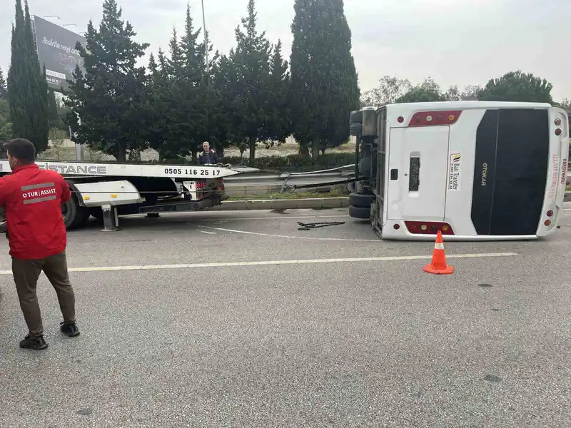 İzmir’de havalimanı personel servisi devrildi: 5 yaralı

