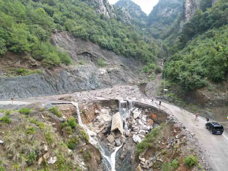 Hatay’da şiddetli yağış hayatı felç etti: Yaylalarda yol çöktü, evler zarar gördü
