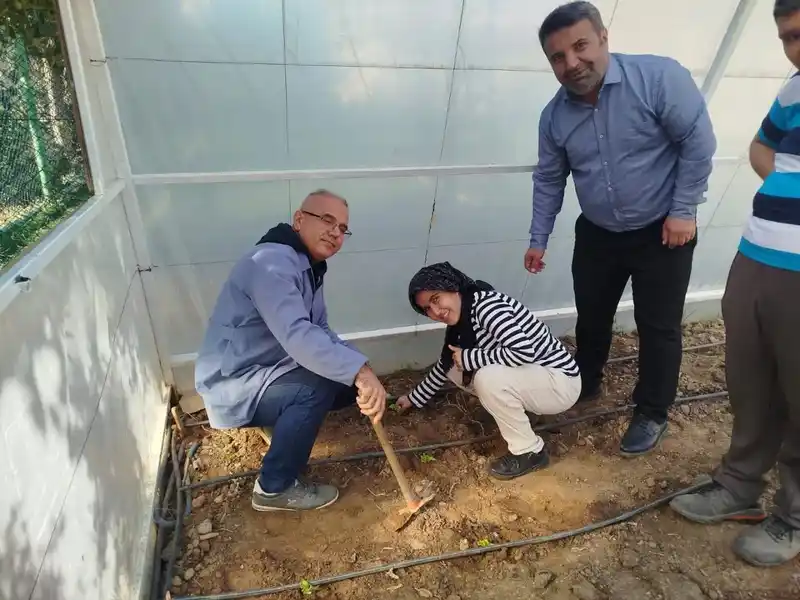 Özel öğrenciler fideleri toprakla buluşturdu
