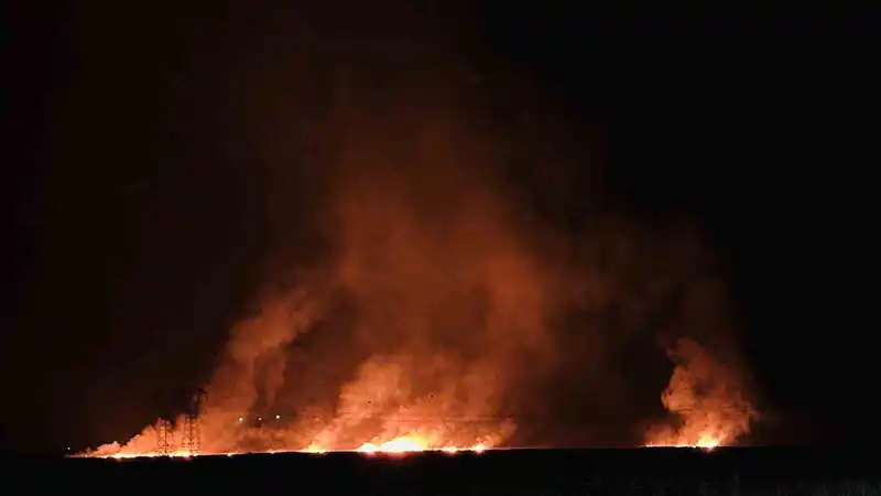 Hakkari’de kuş cenneti Nehil Sazlığı’ndaki yangın köyleri tehdit ediyor
