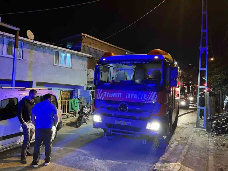 Başakşehir’de 3 katlı binada yangın paniği
