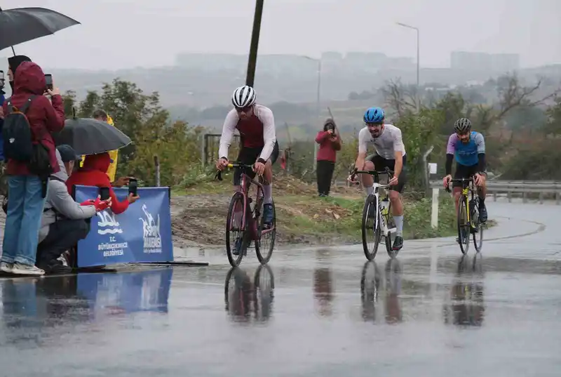 6. Uluslararası Ali Hüryılmaz Bisiklet Yarışı’nda sporcular nefesleri kesti
