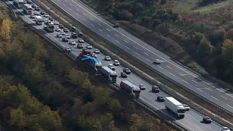 TEM Otoyolu’nda iki tır çarpıştı: 1 yaralı

