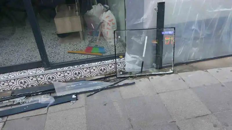 Pendik’te direksiyon hakimiyetini kaybedip dükkana daldı
