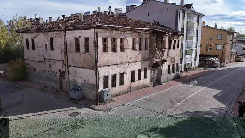 Zamana direnen asırlık konaklar, restore edilerek turizme kazandırılmayı bekliyor
