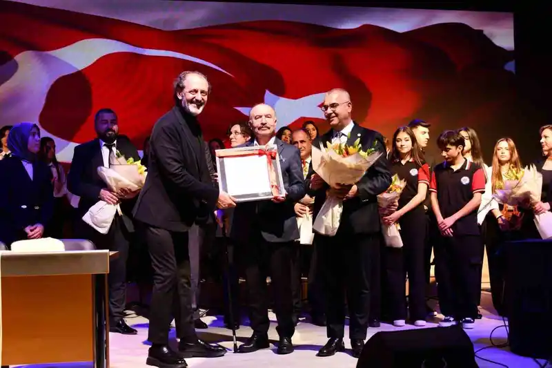 Yücel Arzen, öğrencilerle birlikte sahne aldı
