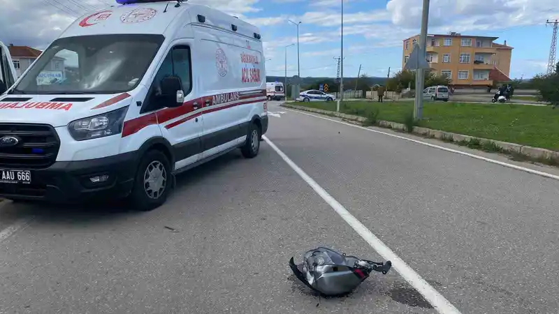 Sinop’ta hafif ticari araç ile iki motosiklet çarpıştı: 2 yaralı
