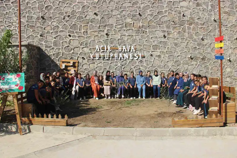 Manisa’da eğitim doğayla bütünleşti: Telefon yerine kitap, ekran yerine doğa
