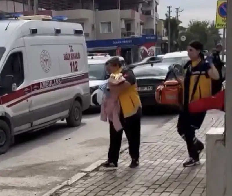 İzmir’de camii avlusunda bebek bulundu
