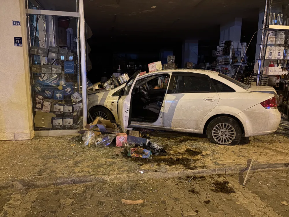 Otomobil züccaciye dükkanına daldı: 1 yaralı